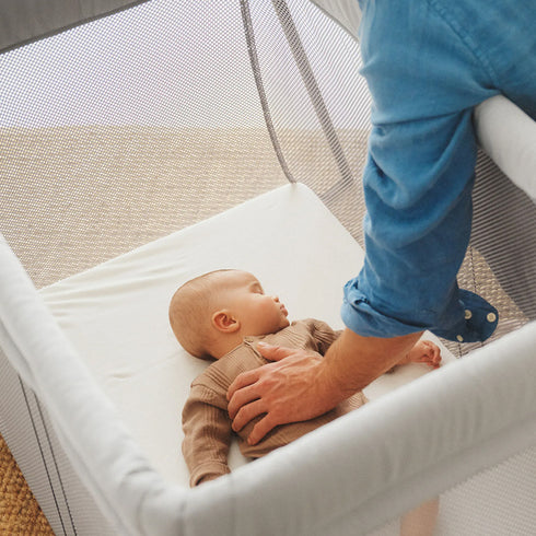 BabyBjörn Bundle Travel Cot Light + Fitted Sheet Silver